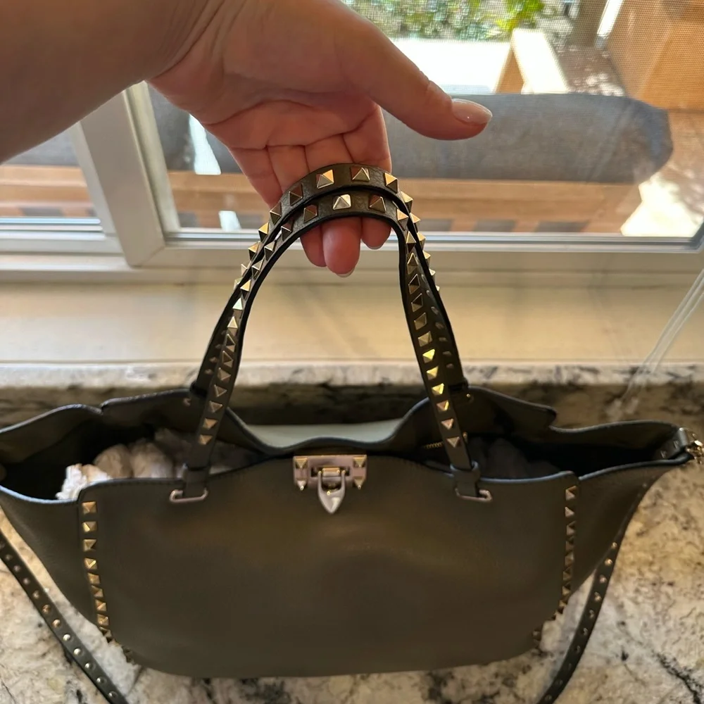 SOLD!!!! Valentino Medium Rockstud Leather Tote - Picture 3 of 16